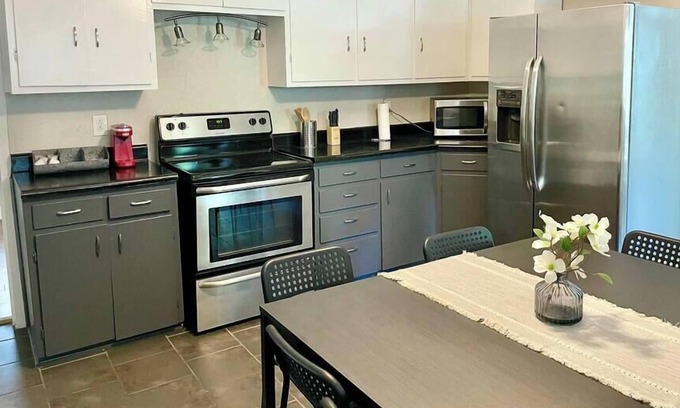 Noblesville House | Noblesville Spacious Home, Fully Fenced Backyard!