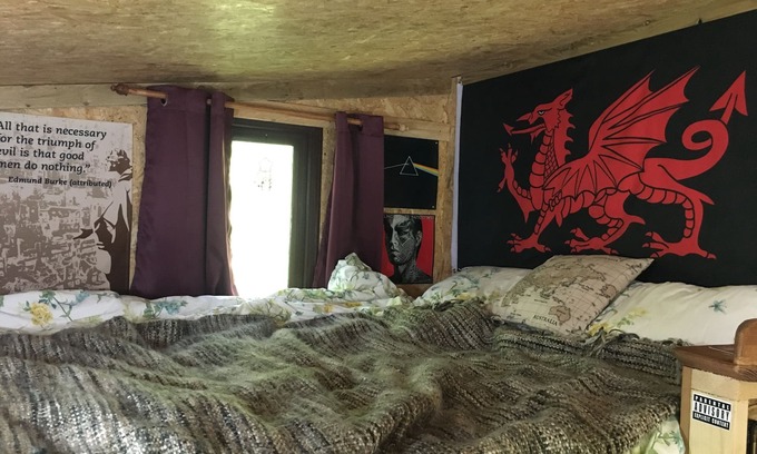 Cowbridge Cabin | Noddfa (refuge/sanctuary) off-grid woodland retreat near ediculture community