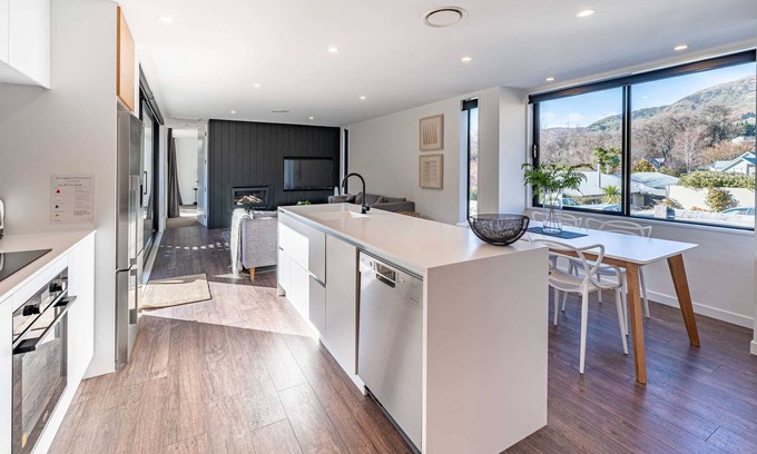 Wanaka House | Noir South Retreat Th