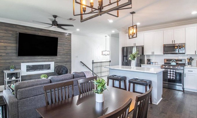 Broadmoor House | NOLA Modern Loft 10 min to downtown and French Quarter