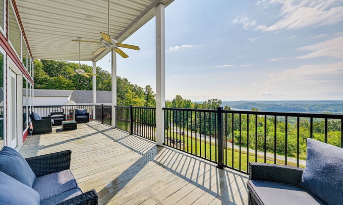 Clarkson House | Nolin Lake Home w/Decks & Fire Pit in Clarkson!