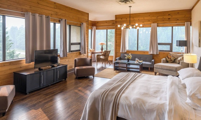 Harcourt Resort | Nomi - King Suite (303)