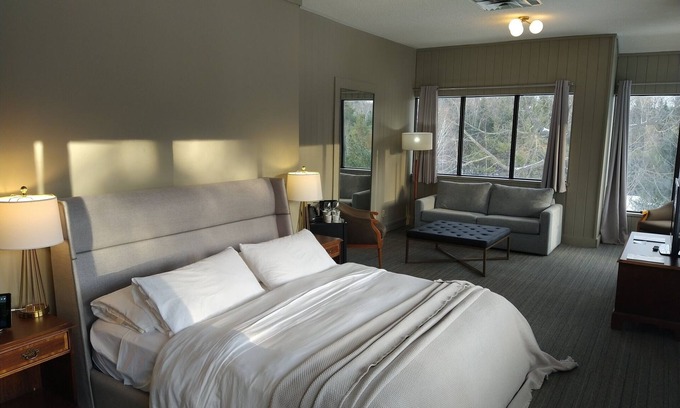 Harcourt Resort | Nomi - King Suite (314)