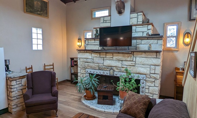 Pueblo Cottage | Non Smoking Renovated Historic Stone Cottage, 5min to the Riverwalk .