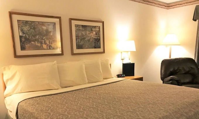 Thorp Hotel | Non-smoking Single King Executive at FairBridge Inn & Suites Thorp