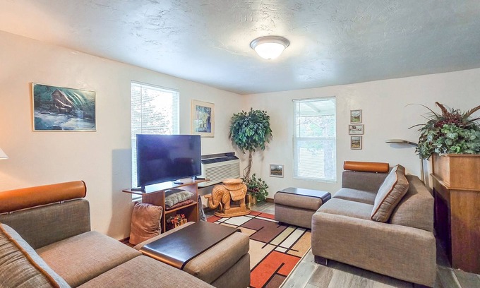 Longtown House | Nonie's Rustic Retreat I Cabin in Longtown