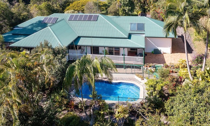 Black Mountain House | Noosa Hinterland Haven - Bring the dogs & the boat