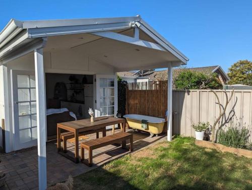 Noraville House | Noras Shack- self contained granny flat