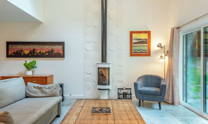 Black Mountain House | Nordic Eco House in Black Mountain - 1 Acre w/Gazebo walk to Town!