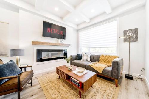 Jasper Place House | Nordic Retreat, 4BR, Min to WEM & DT, AirCon & Fireplace, Sleeps 10!