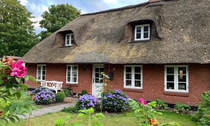 Almdorf House | Nordsee-Traum unter Reet