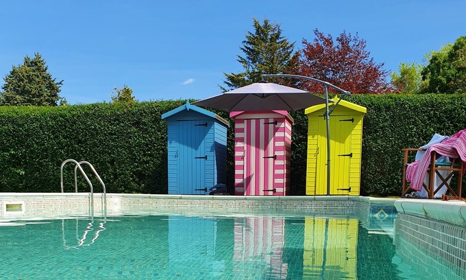 North Burlingham Cabin | Norfolk Broads, 5 bedrooms, hot tub & private outdoor swimming pool. Sleeps 10