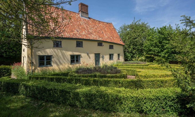 Banham House | Norfolk's oldest house? Heritage property with free parking for 3+ cars