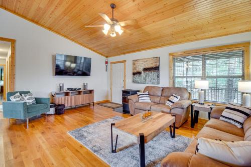 Elizabeth House | Norfork Lake Access Cabin with Deck and Water View!