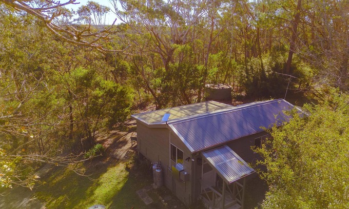 Faulconbridge Cottage | Norman Lindsay Cottage - Wilderness Cabin, A/C, BBQ, Smart TV, Norman Lindsay Gallery Estate