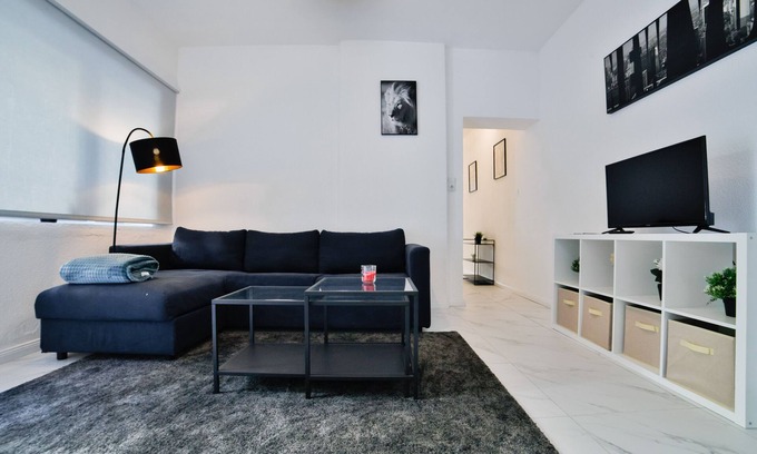 Goethestraße Apartment | North apartment 5 I 1 room with inviting living area on the first floor