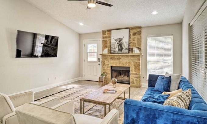 Block House Creek House | North Austin,HEB center,Leander,Cedar Park, Haute Spot,Lake Travis,The Crossover