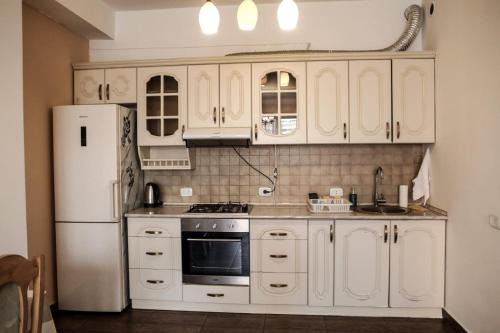 Kentron Apartment | North avenue Art apartment