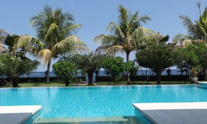 Kalisada Villa | North Bali Beachfront Villa. 10 guests.