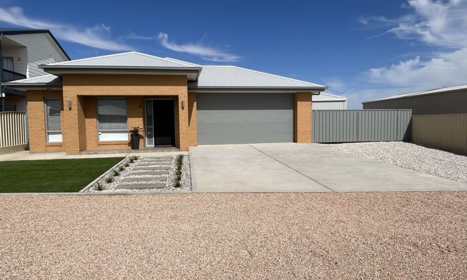 Wallaroo Plain House | 'North Beach Getaway '.New luxury home, perfect for families, 600m walk to beach