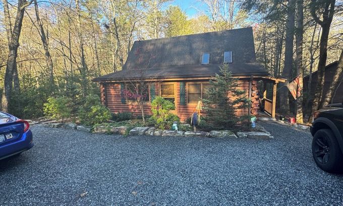 Brevard Cabin | North Carolina Blue Ridge Mountains Log Cabin Retreat