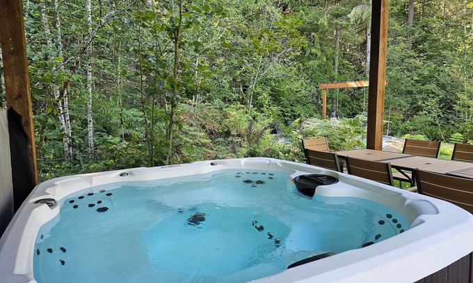 Concrete House | North Cascades Escape- spacious 5 bedroom, Hot Tub, family-friendly, WiFi, AC