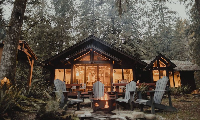 Marblemount Cabin | North Cascades Getaway – Off-Grid Riverside Cabin with Wood-Fired Hot Tub