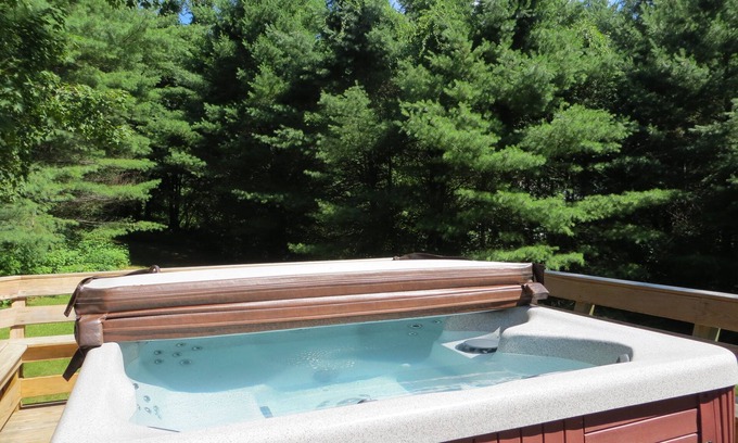 North Conway House | North Conway! Mins to 3 Ski Resorts Sleeps 22 with 9 bedrooms & outdoor Hot Tub!