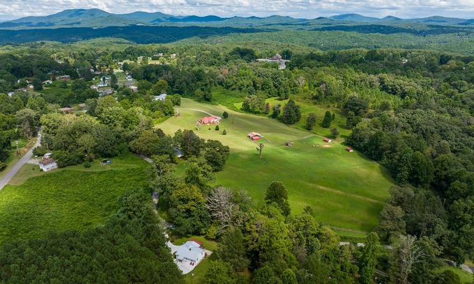Blue Ridge Cottage | North Georgia Cottage minutes from Blue Ridge and McCaysville!