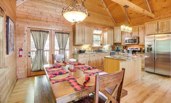 Tate Cabin | North Georgia Mountains Cabin w/Beach Access