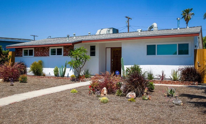 Sun Valley House | North Hollywood Oasis + Near Universal City + Poolside Movie Nights