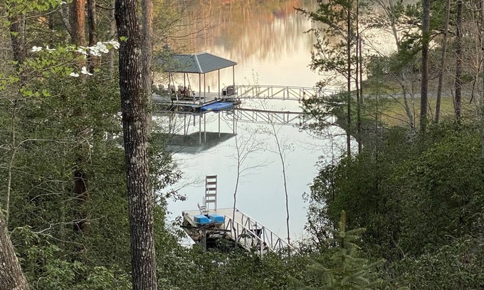 Salem House | North Lake Keowee Waterfront Home with Mountain Views + near Lake Jocassee