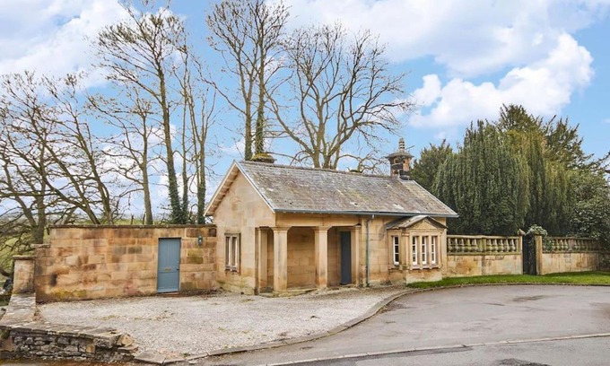 Bakewell House | North Lodge - 17th Century Gate Cottage at Hassop Hall