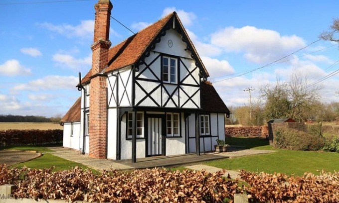 Braintree Cottage | North Lodge historic self-catering detached cottage with garden, parking & pets