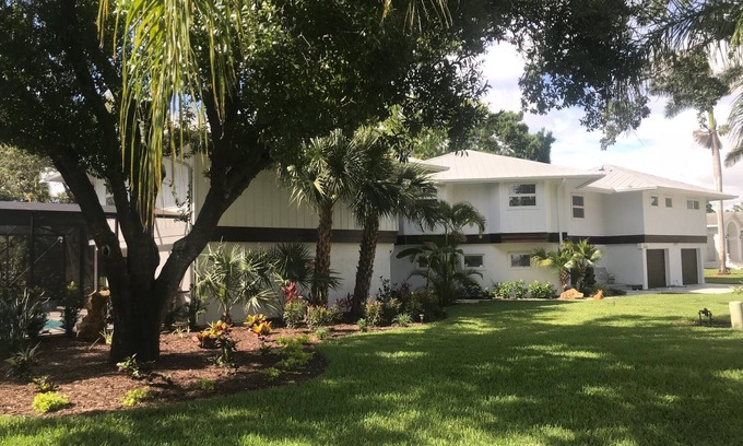 Palm River Estates House | North Naples Spacious Home 3500 SqFt W/Hot Tub & Heated Pool, 8 Beds, Sleeps 12