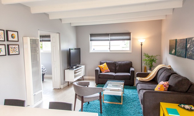 North of Montana House | North of Montana Ave., Modern Santa Monica guesthouse