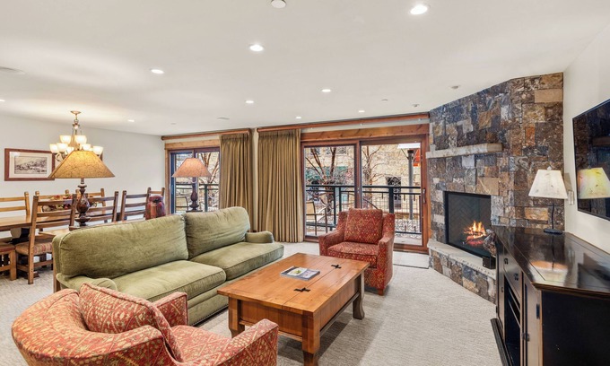 Downtown Condo | North Of Nell, Unit 2e