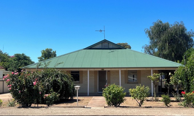 Belalie House | North Parade AccommodationnComfortable 3 Bedroom Accommodation in Jamestown