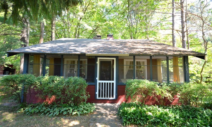 Holland House | North Red, a cozy 2-bedroom condo in the heart of Holland, MI, perfect for up to 6 guests.