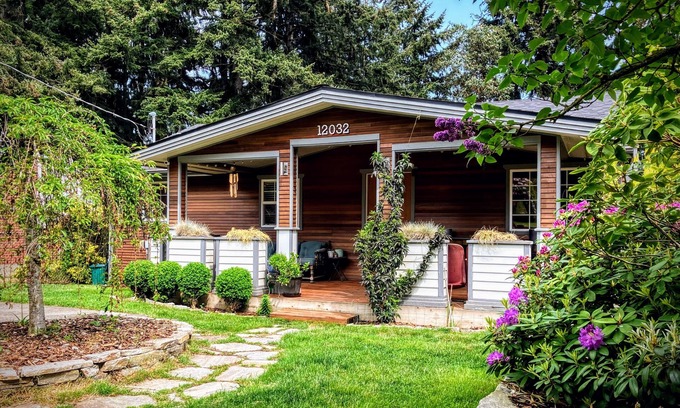 Northgate House | North Seattle bungalow near light rail and I-5.