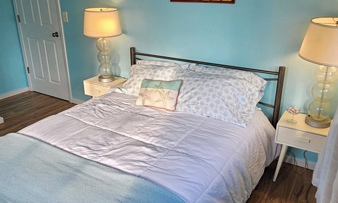 Haleiwa House | North Shore 3 Bedroom Ocean View walking distance to Waimea Beach with AC,