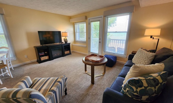 Traverse City Condo | North Shore Inn Traverse City - Unit 201
