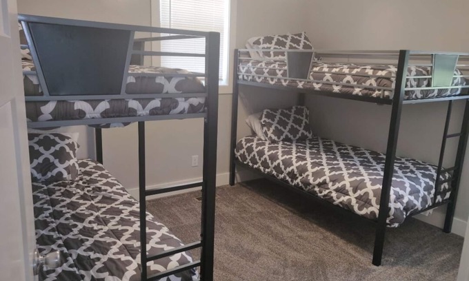 St. Charles House | North Shore Oasis - 5 minutes from the lake!
