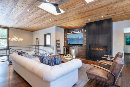 Tahoma House | North Shore - West Shore Hideway