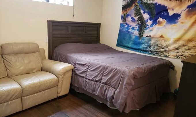 Timberlea Apartment | North Side Save 30 min driving to sites 5 min to bus stop Basement Studio.