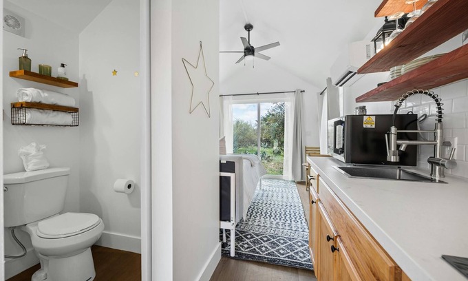 Fredericksburg House | North Star Nook - pet friendly tiny home!