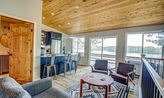 Tomahawk Cabin | North Star Retreat: Fully Renovated, Duplex-Style Cabin on Beautiful Somo Lake