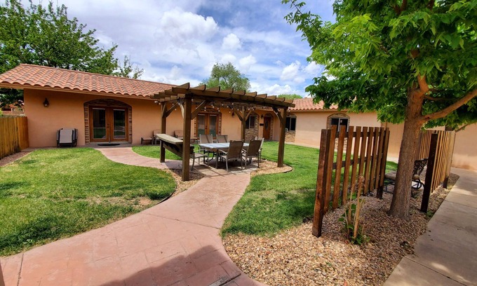 Alamedan Valley House | North Valley Estate Guest House - 1800 Sq.ft.