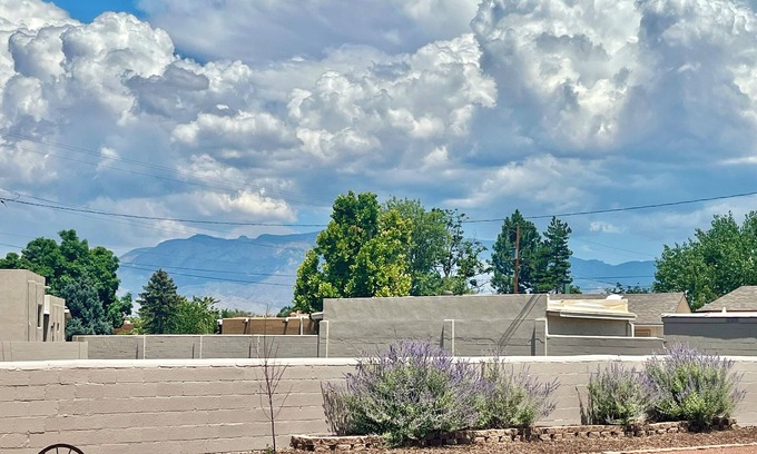 Los Ranchos de Albuquerque House | 🌶️North Valley Ranch+RV Parking+Mountain Views — Family, Corporate, Long Term 🌄