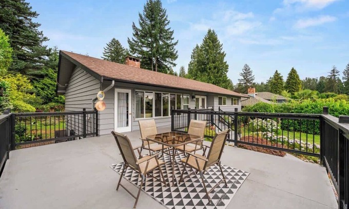 District of North Vancouver House | North Van 3BR Main Home Suite Hot Tub , Sunroom & Deck